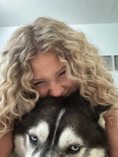 Mila Mikhailov, Long Blonde Curly Hair, Boys Of Tommen, Highlights Curly Hair, Chloe Walsh, Blonde Curly Hair, Blonde Curls, Peinados Fáciles Para Cabello Corto, Curly Girl Hairstyles