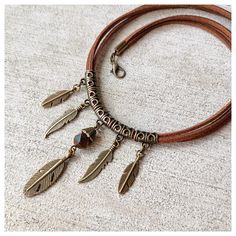 Bronze men's necklace hippie style -Native american style necklace for men made with bronze feather pendants, one 8mm tiger eye bead and brown suede leather cord -Cord size: 18" with 2" bronze extensor chain -The perfect gift for teens and men with a hippie and surfer style! -Handmade in Florida, USA -If you need a different necklace size, contact us and we can adjust to your preference Feather Native American, Native Necklace, Man Necklace, Native American Men, American Men, Tiger Eye Gemstone, Surfer Style, Leather Man, Hippie Necklace