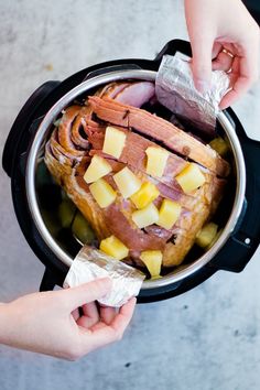 Ham In The Instant Pot, Brown Sugar Ham Recipes, Pressure Cooker Ham, Cook Ham, Cooking Corn, Sugar Ham, Brown Sugar Ham, Pineapple Ham, Cook Meat