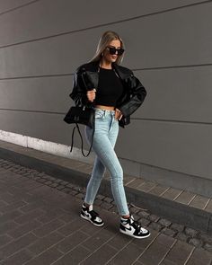 Nine Dunks Outfit, Jordan Style Outfits Women, Tenis Jordan Mujer Outfit, Jeans Tennis Shoes Outfit, Outfit With Jordan 1 Women, Outfit Sport Mujer, Jordan Ones Outfit, Outfit Con Jordan