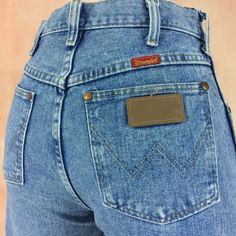 "Size 28 Wrangler Vintage Western Jeans W28 L30 High Waist Distressed Painted Jeans Mom Jeans Rodeo Riders Jeans Light Wash Jeans Made In Mexico . Brand: WRANGLER Size On Tag: 9x30 but fits more like 28\" waist, 13\" rise, 25\" thighs, 42\" hips, 30\" inseam,16.5\" leg opening! Fits a size 28, but check your measurements and compares the measurement with your garment. (see full measurement below) Recommended modern size: 28\" (28x30) Material : ✂ Cotton 100% ✂ Zipper ✂ Made In Mexico Distressed Wrangler Jeans Aesthetic, Rodeo Rider, Jeans Western, Jeans West, Wrangler Vintage, Cute Country Outfits, Western Jeans, Rave Fashion, Jean Vintage