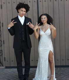 Prom Couples Black People, Prom Date Pictures, Prom Picture Poses, Simple Prom Dress Long, Prom Photoshoot, Prom Couples, Prom Poses, Classy Prom Dresses, Mode Abaya