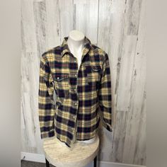 Size; Small Smoke Free Home No Rips Or Stains! I Ship Fast! Don’t Be Shy To Send In Offers Or Get A Bundle Started! Mandarin Collar Shirt, Fall Flannel, Button Up Shirt Womens, Black And White Flannel, Green Long Sleeve Top, Western Denim Shirt, Womens Flannel Shirt, Popover Shirt, Flannel Women