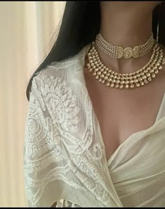 Desi Aesthetic Jewellery, Moti Jewellery, Statement Jewelry Outfit, Asian Bridal Jewellery, Kerala Jewellery, Desi Jewellery, Gold Saree, Jewellery Styling, Royal Marriage