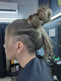 Rasta costado Female Undercut Long Hair, Undercut Long Hair, Half Shaved Hair, Shaved Side Hairstyles, Shaved Hair Designs, Short Hair Undercut, Shot Hair Styles, Undercut Hairstyles, Hair Dye Colors