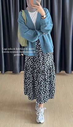 Styling Skirts For Hijab, Hijab Skirt Outfit, Skirt Hijab Outfit, Skirt Outfits Hijab, Hijab Skirt, Muslimah Fashion Casual, Stylish Outfits Casual, Hijab Fashion Summer, Modest Fashion Hijab