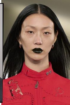 From the runway to the red carpet, statement lips are here to stay Black Eyeliner Pencil, Lip Trends, Lisa Eldridge, Dark Lipstick, Ombre Lips, Black Lipstick, Black Lips, Beauty Bay, Black Eyeliner