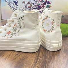 Embroider On Converse, Converse Floral, Embroidery Converse, Converse Embroidery, Floral Converse, Flowers Shoes, Cute Converse Shoes, Embroidered Converse, Cute Converse