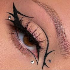 New Years Graphic Eyeliner, Alien Inspired Makeup, Alt Eyeliner Styles, Goth Graphic Liner, Cool Eyeliner Designs, Cool Eyeliner Ideas, Graphic Eyeliner Looks, Goth Eye Makeup