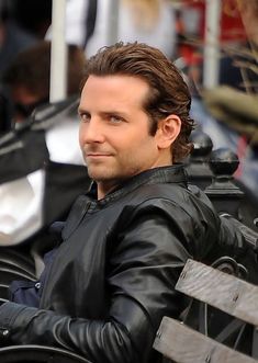 Bradley Cooper Haircut, Bradley Cooper Hair, Jennifer Esposito, Hairstyle For Men, Wavy Hair Men, Short Hairdos, Cool Hairstyles For Men