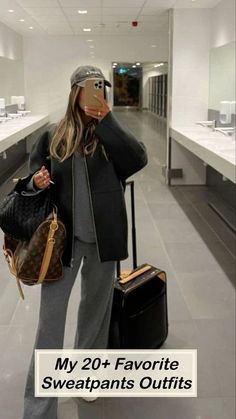 Airport Elegant Outfit, Outfit Aeroport, How To Style Sweatpants, Flight Outfit Airport Style, Airport Outfit Winter, Brazil Trip, Cute Airport Outfit, Cool Sweatpants, Sweatpants Outfit Ideas