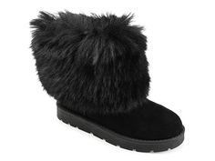 Saw this at DSW! Dreamy Design, Cold Weather Boots, Winter Shoes For Women, Snow Boots Women, Journee Collection, Cozy Fashion, Womens Flats, Winter Boots, Fashion Boots