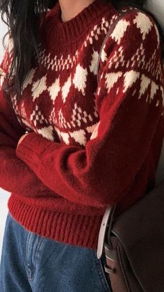 30+ Christmas Outfit Ideas That Will Make You the Star of the Party! 🎄👗 15 Christmas Outfits Aesthetic Casual, Subtle Christmas Outfit, Masc Christmas Outfits, Aesthetic Christmas Sweater, Christmas Aesthetic Outfit, Christmas Sweater Aesthetic, Korean Christmas Outfit, Christmas Outfit Red, Korean Christmas