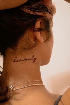 Bohemian Shoulder Tattoo, Heavenly Neck Tattoos, Dreamgirl Tattoo, Love Yourself Tattoos For Black Women, Collar Bone Tattoo Quotes Strength, Tattoodo Ideas Women, Name In Cursive Tattoo, Divine Neck Tattoo, Godspeed Tattoo On Neck