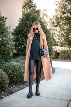 Valentino Combat Boots Outfit, Fall Outfits Leather Leggings, Girls Weekend Outfits Winter, Leggings Outfit Winter 2024, Fall And Winter Outfits 2024, Loverlygrey Outfits, Black Leggings And Boots Outfit, Chic Winter Outfits Street Style, Black And Cream Outfits