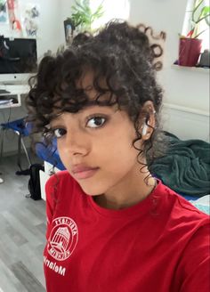 Short Curly 3c Hair, Pretty Curly Hairstyles Natural Curls, 3b Hair Styles, Cool Curly Hairstyles, 3b Hairstyles, Layered Curly Hairstyles, Short Curly Hair With Bangs, Curly Hair Girl, Really Curly Hair