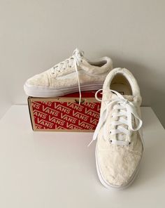 Description: Classic Vans ivory sherpa old skool cozy hug low top sneaker shoe Condition:  Excellent. (New - Please see all pics) Measurements: US Size: M4.5/W6 ALL SALES FINAL - Please check and compare measurements to something you own before purchasing. Most of my products are vintage/used, so please check pictures and feel free to ask questions. Thank you. Classic Vans, Sneakers Athletic, Old Skool, Low Top, Top Sneakers, Athletic Shoes, Shoes Sneakers, Feel Free, Etsy Uk