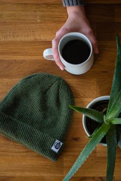 Beanie Photoshoot Ideas, Beanie Product Photography, Beanie Photoshoot Photo Ideas, Hat Product Photography, Beanie Photoshoot, Hat Photoshoot Ideas, Merch Photography, Flat Lay Photography Clothing, Coffee Shoot