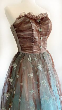 Excellent vintage condition. Fits modern size XS. Waist, 24 in. Bust 32 in. Vintage Floral Embroidery Evening Dress, 1950s Style Tea Length Vintage Dress For Party, Yule Ball Outfits, Vintage Prom Dresses 1950s, Pretty Gowns, 1950s Prom Dress, Dr Wardrobe, Prom Dress Inspo, Tulle Party Dress