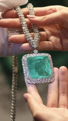 Diamond Pendant Jewelry, Neck Pieces Jewelry, Fancy Jewelry Necklace, Expensive Jewelry Luxury, Credit Tips, Mom Jewelry, Classy Jewelry, Expensive Jewelry, Gold Necklace Designs