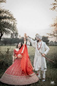 #poses #indianweddings #indianfashion #coupleportrait #couplestyle #couplegoalsideas India Wedding Dress, Country Wedding Photos, Vintage Wedding Photos, Sunset Silhouette, Outdoor Shoot, Indian Wedding Photos, Couple Photoshoot Poses, Couple Wedding