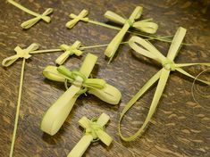 several pieces of green string tied together on top of a wooden table next to each other