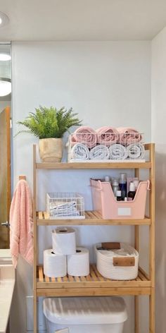 Cute Dorm Room Bathroom Ideas, New Apartment Organization Ideas, Bathroom Organization Minimalist, Bathroom Inspo College, Dorm Room Bathroom Ideas Decor, Apartment Decorating Organization, College Dorm Bathroom Ideas Decor, Dorm Shower Ideas, Teen Girl Bathroom Organization