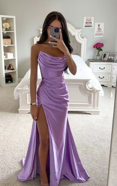 Inspire-se neste lindo vestido e ache seu estilo para arrasar em qualquer ocasião! Elegant Bodycon Dress, Split Maxi Dress, Quince Dresses, Satin Gown, Maxi Dress Evening, Dress Maxi, Formal Dresses Prom, Purple Dress, Elegant Fashion