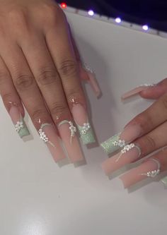 Quince Nails, Quinceanera Nails, Green Acrylic Nails, Nagellack Trends, Nail Color Trends, Long Acrylic Nail Designs, Girly Acrylic Nails, French Tip Acrylic Nails, Simple Acrylic Nails