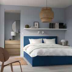 a bedroom with blue and white bedding in it