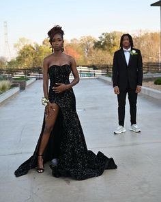 Dark Skin Prom Dress, Individual Prom Poses, Prom Couples Outfits, 8th Grade Prom Dresses, Halloween Prom, Couple Prom, Occasional Dresses, Prom Fits, 8th Grade Prom