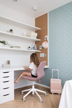 Aesthetic Work Desk, Vibey Apartment, Color Trends 2024, Kids Room Desk, Cabinet Trends, Design Ložnic, Kitchen Cabinet Trends, Girl Desk, Girly Apartment Decor