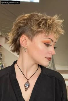 Read on if you can't find the perfect choppy pixie cut for your face shape, skin complexion or hair texture. This is the place to find your inspo! Headbands Hairstyles Short, Choppy Pixie, Choppy Pixie Cut, Shaggy Short Hair