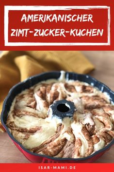 a cake in a pan on top of a wooden table with the words amerikansherr zimt zucker - kuchen