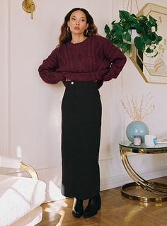 Long Skirt Outfits For Work, Black Midi Skirt Outfit Aesthetic, Fitted Midi Skirt Outfit, Black Midi Skirt Outfit Winter, Long Black Skirt Outfit Fall, Midi Skirt Outfit Work, Cold Weather Outfits Aesthetic, Long Skirt Outfits For Fall, Outfits Aesthetic Skirt