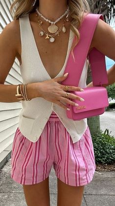 Pink Striped Shorts Outfit, Pink Outfits Women, Pink Purse Outfit, Beach Outfits Aesthetic, Date Ideas Outfits, Summer Outfits Europe, Look Hippie Chic, Holiday Fits, Fest Outfits