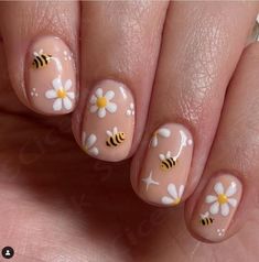 Short Daisy Nails, Bumble Bee Nails, Bee Nails, September Nails, Nail Art For Beginners, Daisy Nails, Nail Design Inspiration, Short Nails Art, Pretty Hands