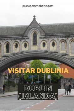 an arch in the middle of a street with people walking under it and text that reads visitar dublin dublin