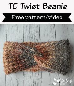 a knitted headband with text overlay that says, free pattern / video