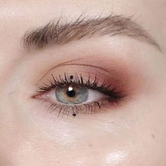 8 Easy Minimal Eye Makeup Looks That Will Turn Heads - Society19 UK Punk Eyeshadow Looks, Glittery Makeup, Teknik Makeup, Enchanted Woodland, Mekap Mata, Punk Makeup, Makeup Tip, Makijaż Smokey Eye, Make Up Looks