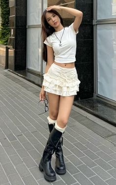 Black Ruffle Mini Skirt Outfit, Super Feminine Outfits, Little Skirt Outfit, Mini Shorts Outfit, Popular Fashion Trends, Cute Mini Skirt Outfits, Preppy Chic Outfits, Pose Fotografi