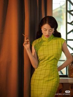 Chinese Style Dress, 70s Outfits, Human Poses Reference, Cheongsam Dress, Chinese Clothing, Chinese Dress, Pose Reference Photo, 인물 사진, Pose Reference