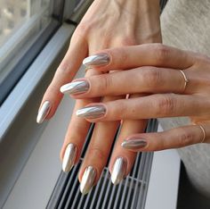 Chrome Nail Polish, Nagellack Trends, Chrome Nail, Minimal Nails, Casual Nails, Silver Chrome, Neutral Nails