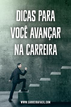 a man standing on steps with the words dicass para voce avancar na carrera