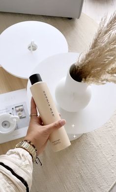 Photo credits: @estherrdeleeuw (IG) | Majestic Mist is a dry shampoo & volume spray that gives your locks an amazing freshness and texture. The light & airy mist absorbs impurities and excess oils from hair and scalp, but is especially perfect to use as a volumizer to create the desired look | SOPHIA MAE, the official brand of Monica Geuze | Beige Aesthetic | For all Hairstyles | Volume hair | Interior | Natural | Scandinavian