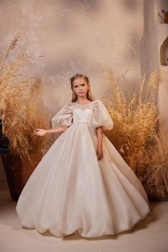 Gorgeous dress for a special occasion that feels like Disney fairy-tale. Girls Pageant Gowns, Midi Dress Wedding, Alt Wedding, Dress For Wedding, Gowns For Girls, Pageant Gowns, Wedding Vibes