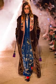 Gucci: In the Line of Fire | British Vogue Gucci Fashion Show, Gucci Cruise, Fashion Show Runway, Estilo Hippie, Gucci Fashion, Alessandro Michele, Eclectic Fashion