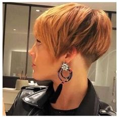 Mod Haircut, Red Pixie Haircut, Be Feminine, Bob Haircut For Round Face, Short Hair Back, Wedge Hairstyles, Hair Stylies, Brown Blonde Hair