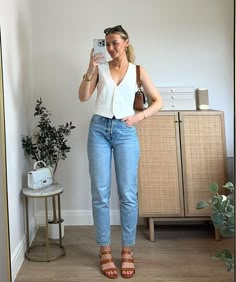 Emily James (@itsemilyjames) • Fotos e vídeos do Instagram Wear To Work Summer Outfits, Summer Work Outfits Jeans, Jean Casual Outfit, Mom Jeans Fashion, Waistcoat Outfit, Chic Spring Outfits, Capsule Wardrobe Women, Casual Outfits For Moms