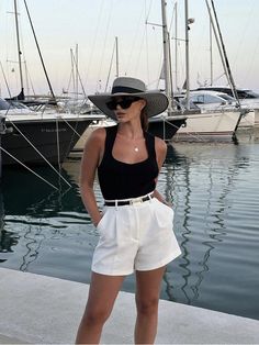 Black and White Basics,Casual Collar  Paper   Embellished   Women Accessories White Shorts Outfit, Italian Summer Outfits, Style Casual Chic